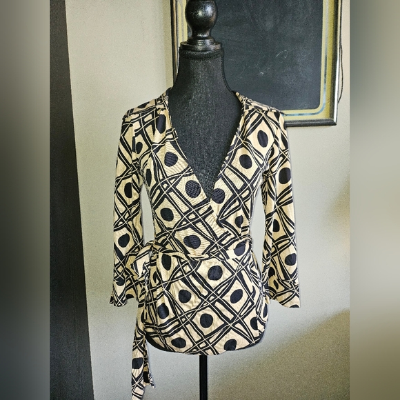 Diane Von Furstenberg Desinger Silk Printed Wrap Tan Black Blouse Top Womens 4 - Picture 6 of 9